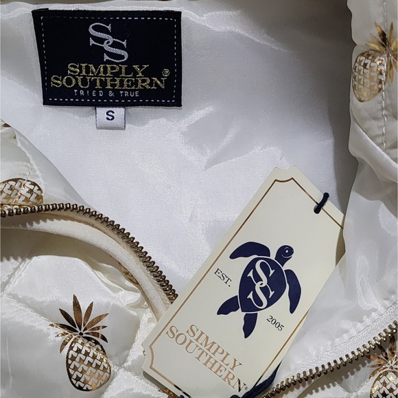 Simply Southern New White Gold Metallic Pineapple Quilted Puffer Vest Small NWT - Picture 4 of 7